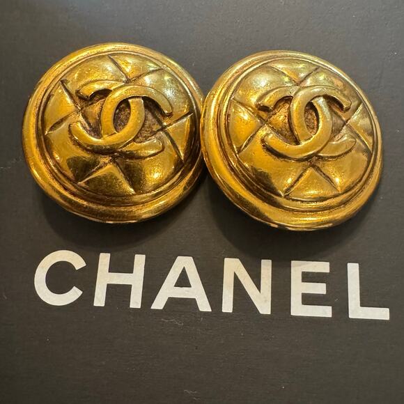 Chanel Vintage Quilted Matelasse Quilted Clip On Earrings 1980s 24k Gold Plated - Picture 1 of 7